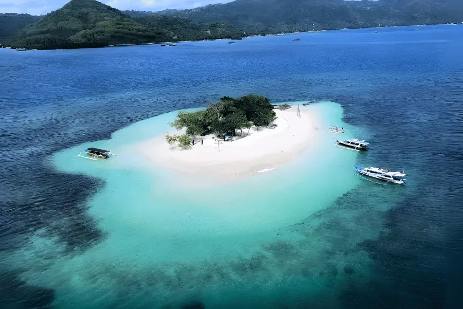 Eksplorasi keindahan laut lombok